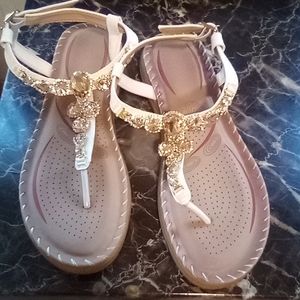 Women's sandal great condition look at description